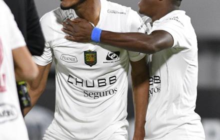 El futbolista Jacson Pita (i) se unirá a los entrenamientos del club la próxima semana.