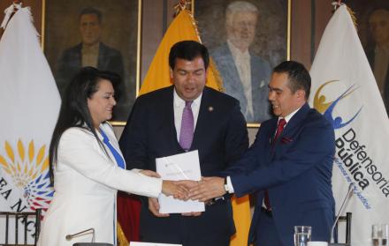Acto. El defensor público (d), Ángel Torres, entrega al presidente de la Asamblea, César Litardo, el proyecto de ley.