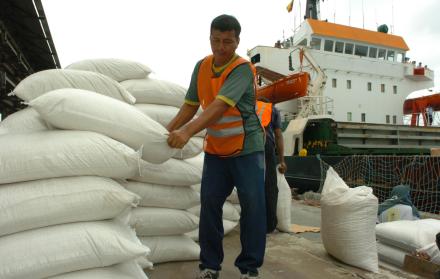 Imagen referencial. La importación de arroz colombiano preocupa a productores e industriales de Ecuador.