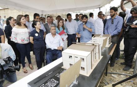 Referencial. El presidente Lenín Moreno recorrió junto a sus esposa Rocío de Moreno, los predios destinados al Plan Casa para Todos en Guayaquil, el 25 de julio de 2017.