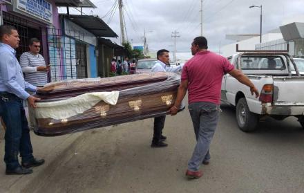 Dolor. En medio del llanto, familiares retiraron el cuerpo del centro forense.