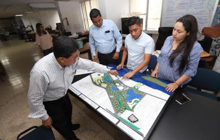 En la imagen constan cuatro de los ocho miembros del proyecto. A la derecha, Brick Reyes, director del proyecto y docente; y al frente, Carlos Valero, Gilson Arreaga y Gina Samaniego, quienes cursan la maestría en Arquitectura.