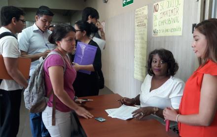 Proceso. La matriculación para acceder a una plaza se realizó sin problemas en cada unidad académica de la Universidad de Guayaquil.