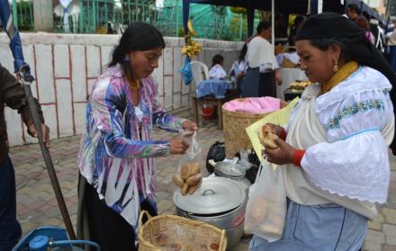 En San Juan de llumán, la mujeres de las comunas guardan sus tradiciones gastronómicas para conservar su cultura.
