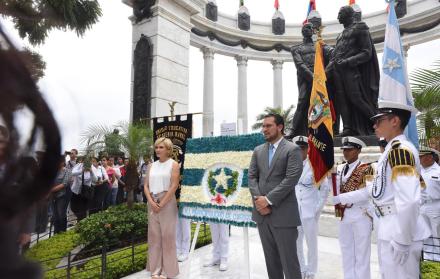 La alcaldesa Cynthia Viteri en la colocación de ofrendas florales en el Hemiciclo de la Rotonda.
