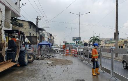Una cuadrilla de Interagua realiza la reparación del acueducto 800 mm en la avenida 25 de Julio.