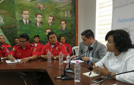La titular del Sngre, Alexandra Ocles dialogó con los bomberos del norte de Manabí.