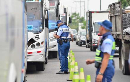 La ATM inspeccionó que los buses no tengan las llantas lisas y que los conductores no estén manejando con las matriculas vencidas.