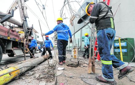 Reparación. El arreglo de los cuatro postes en la avenida Juan Tanca Marengo tardó todo un día. 
