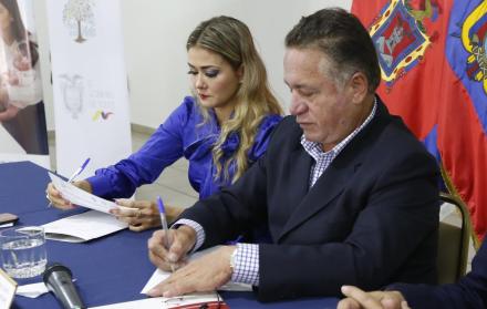 Nathaly Mayorga, del Ministerio, firma junto a Gustavo Ruiz, de la Capeipi.
