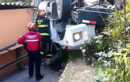 El vehículo quedó volcado dentro de una vivienda en Nayón.