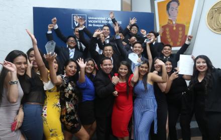Medios digitales. Los estudiantes que crearon el portal digital de noticias Team Laica 2019 celebran la obtención del primer lugar en su categoría. 