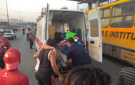 Un agente de la Autoridad de Tránsito Municipal (ATM) que se encontraba en un paradero de buses cercano acudió al sitio para levantar un informe.