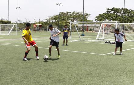 Distracción. Un grupo de jóvenes acudió a las canchas de Parque Samanes. Poco público visitó ayer las instalaciones deportivas.