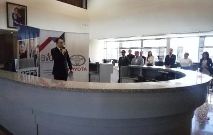 Los ejecutivos de la marca, los representantes de la BVQ y de la casa de Valores Silvercross participaron del campanazo.