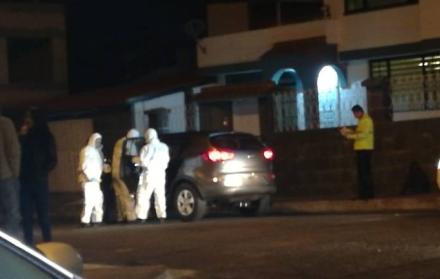 Familiares y conocidos se agolparon rápidamente en los alrededores, mientras Fiscalía, Criminalística y Policía realizaban pericias en el lugar.