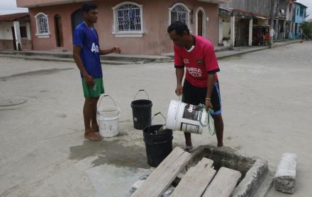 Suministros. Ante la falta de agua potable, en Esmeraldas se debe extraer el líquido de pozos a diario.