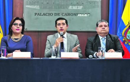 Autoridades. Richard Martínez, ministro de Finanzas, y Marcos López anunciaron los desembolsos.