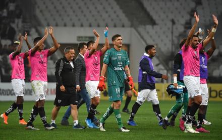 Jugadores del Independiente del Valle luego de su victoria ante Corinthias, en el partido de ida. 