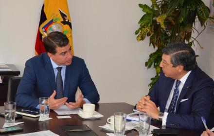 El ministro Xavier Lazo, junto al secretario de la CAN, Jorge Pedraza.