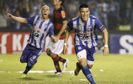 Inédito. Gaibor convirtió el penal en gol y Emelec logró su primer triunfo ante un club brasileño.