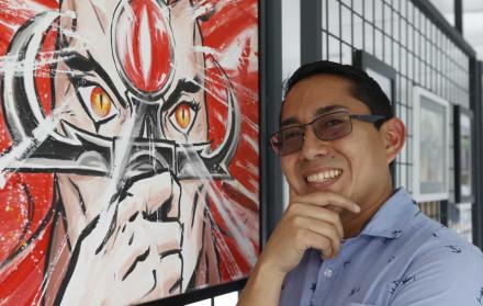 Ray Cruz expone sus cuadros inspirados en cómics.