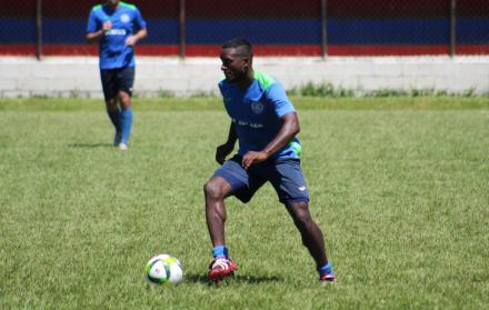 El futbolista esmeraldeño Eder Moscoso se destaca por su garra en el fondo de la zaga.