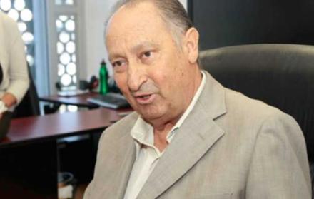En enero de 2016, Larriva anunció su desafiliación de la organización oficialista.