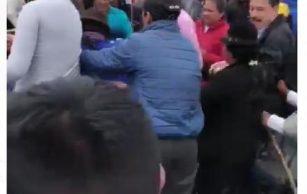 Momento en que retienen al alcalde de Latacunga.