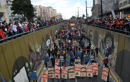 Manifestantes indígenas protestan en Quito.