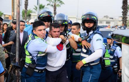 Hubo conflictos durante un operativo en el que se retuvo 39 tricimotos.
