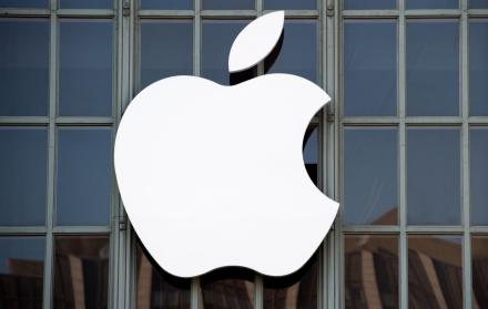 Logo de Apple en las afueras de Bill Graham Civic Auditorium en San Francisco, California.