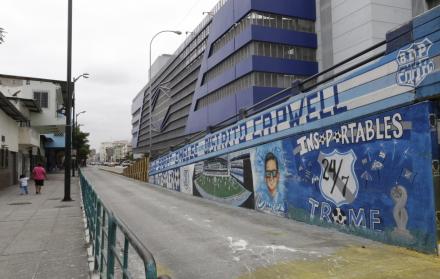 Estrategia. Un grupo de aficionados azules defiende el mural del puente ubicado afuera del estadio.