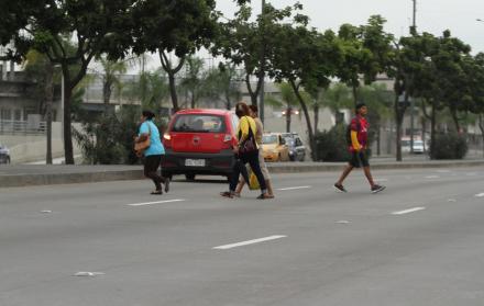 Moradores del sector tratan de cruzar la autopista.