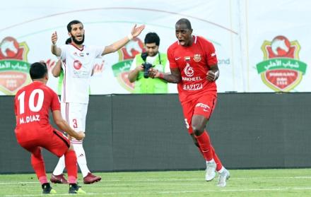 El atacante ecuatoriano (d) anotó al minuto 96 y 107, para la victoria de su equipo el Shabab Al-Ahli.