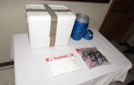 El paquete fue encontrado por la Policía Nacional en una agencia de correos (courier) que hace envíos de encomiendas a diversos sitios de Ecuador y el mundo.