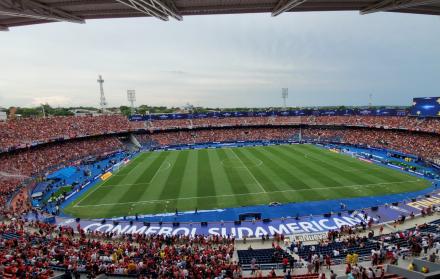 El estadio luce lleno de espectadores a pocos minutos de empezar el partido entre Colón de Santa Fe e Independiente del Valle.