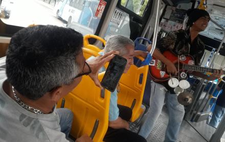 Los buses son su escenario y el público lo graba en video y le toma fotos.