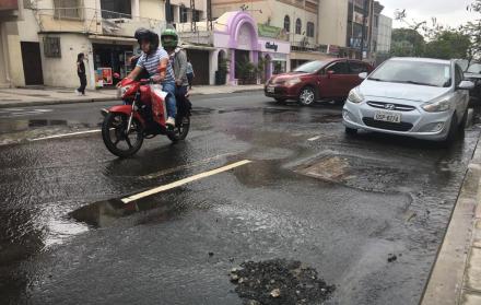 En la calle Tungurahua, entre las avenidas 9 de Octubre y Hurtado, una fuga de agua causa molestias en el sector hace casi un mes.