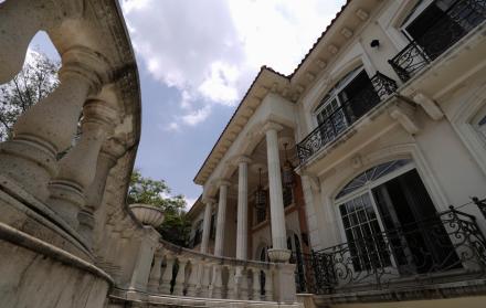 Vitrales, piscina y yacusi: la lujosa mansión del criminal Ye Gon en México