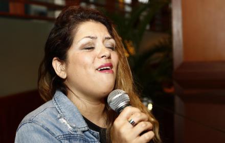 La cantante tiene una deficiencia auditiva