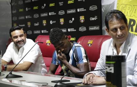 Gratitud. Félix Torres (c) se mostró muy emocionado por lo sucedido, se declaró hincha de Barcelona y dijo que hará realidad su sueño de jugar en un equipo del extranjero.
