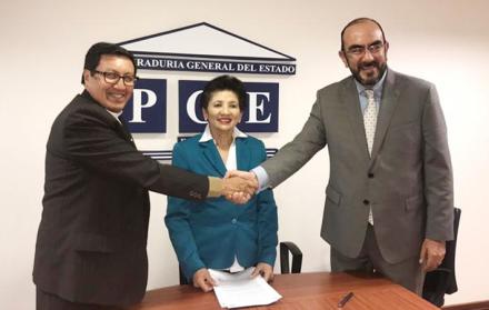 Representantes del Ministerio de Salud y del hospital durante la firma del acuerdo.