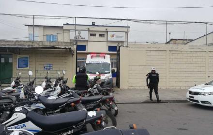 Dos ambulancias salieron del Centro de Rehabilitación con los heridos.