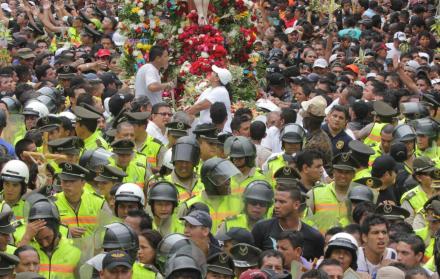 Ruta.  Desde el 2017, la procesión del Cristo del Consuelo se efectúa con el recorrido que culmina en Cisne 2. Antes finalizaba en la iglesia Espíritu Santo.