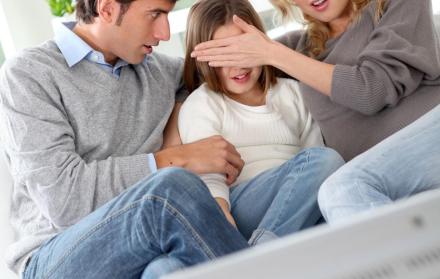 Si el pequeño se entera de alguna fuerte, trate de calmarlo y explíquele el contexto, en su lenguaje.