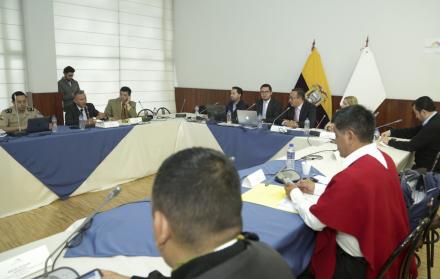 Las políticas y acciones deberán prohibir la difusión de contenidos que induzcan a la violencia.