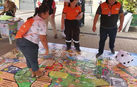 Asistentes a la feria, como Alexandra Benavides, participaron de juegos didácticos.