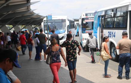 Pese a la derogatoria del decreto 883, algunas unidades de transporte siguen cobrando un incremento de 10 centavos en el pasaje.