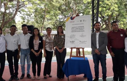 Autoridades en la firma del convenio.